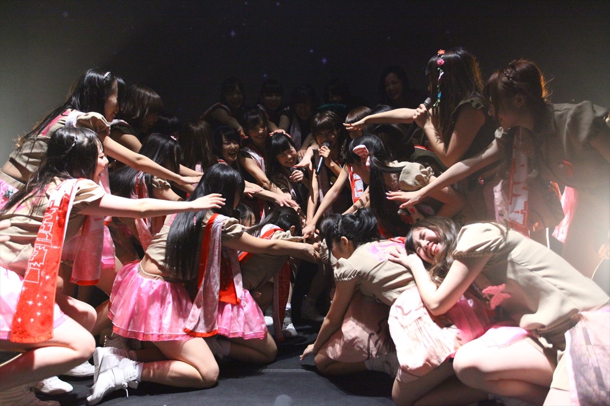 「Shining Star」で城崎はるなを中心に円陣が組まれる様子。
