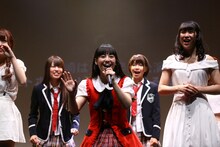 MCで挨拶する城崎はるな。