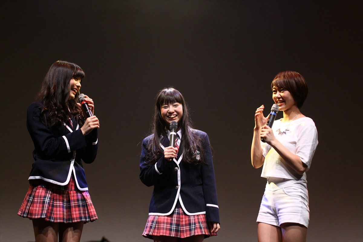 LinQでの思い出を語る城崎はるなと坂井朝香、深瀬智聖。