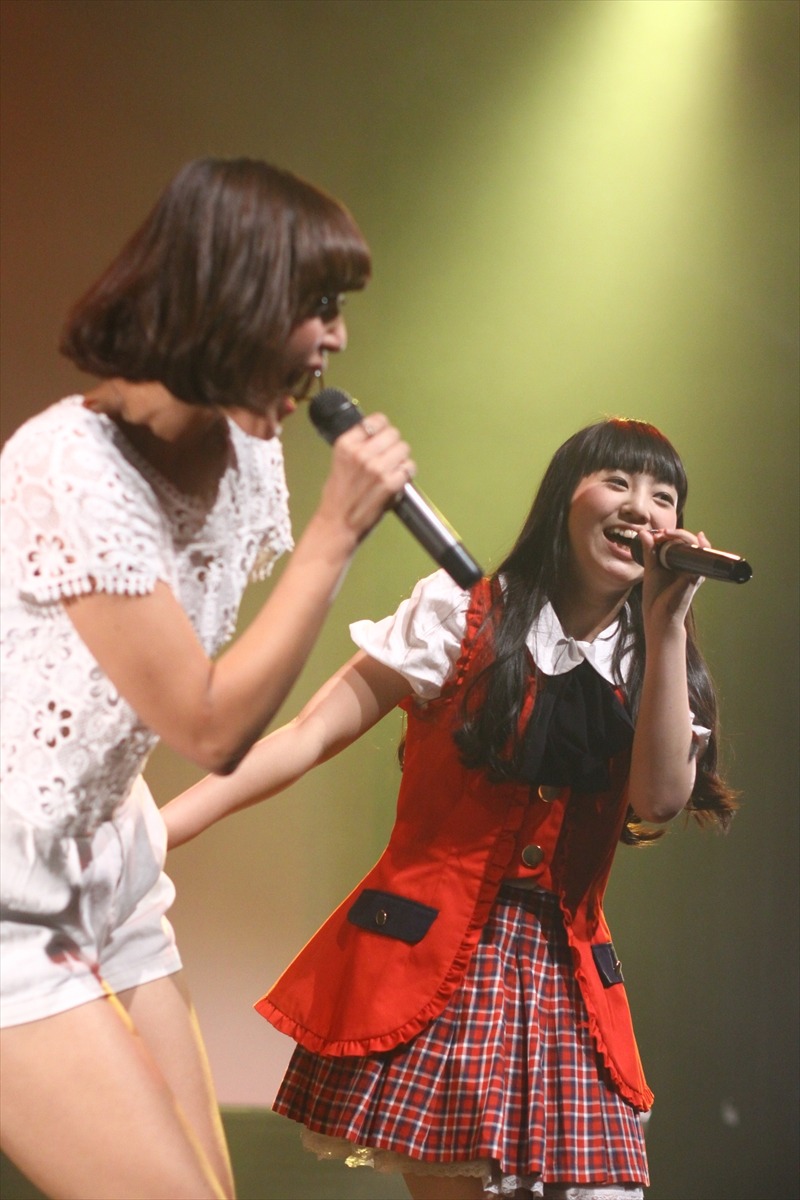 左から松村くるみ、城崎はるな。