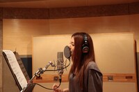 レコーディングに臨むMay J.。