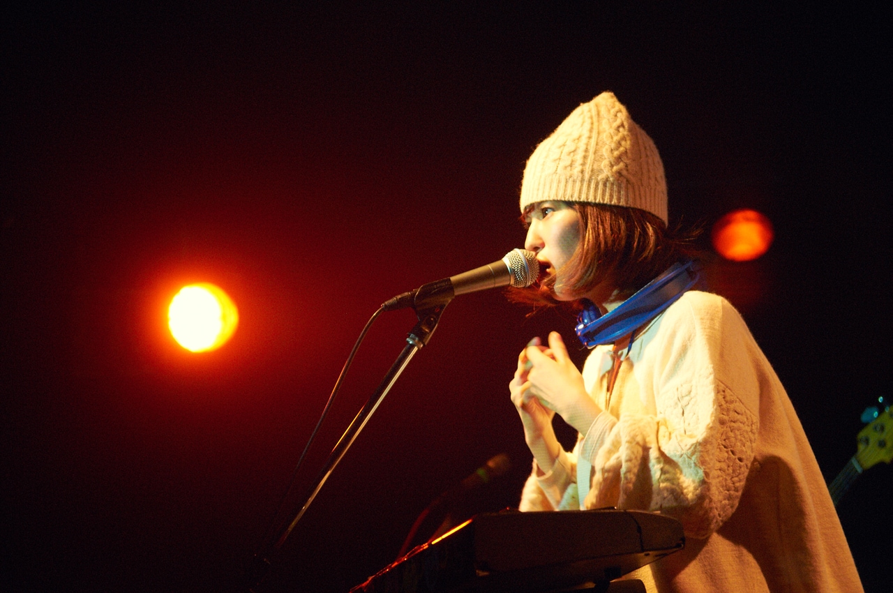 内田万里（Vo, Key）（撮影：中島未来）