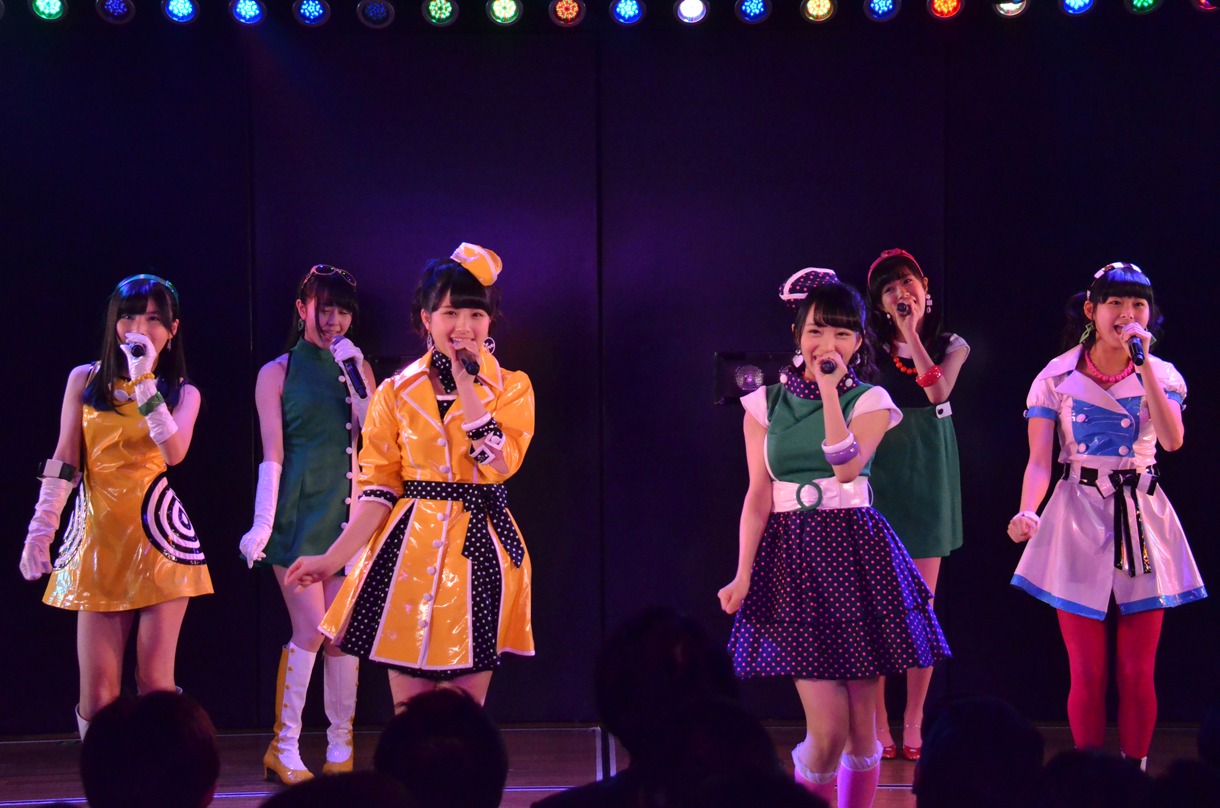 15期生による歌唱の様子。 (c)AKS
