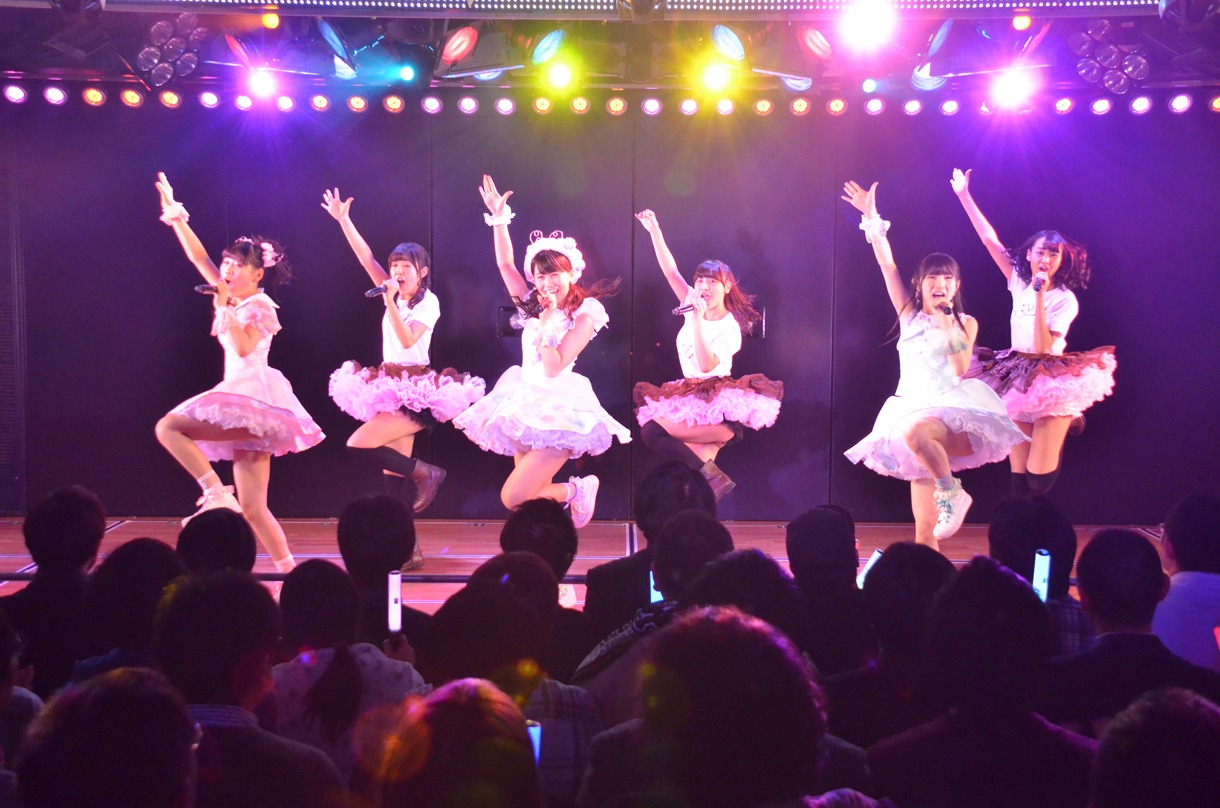 14期生による歌唱の様子。 (c)AKS