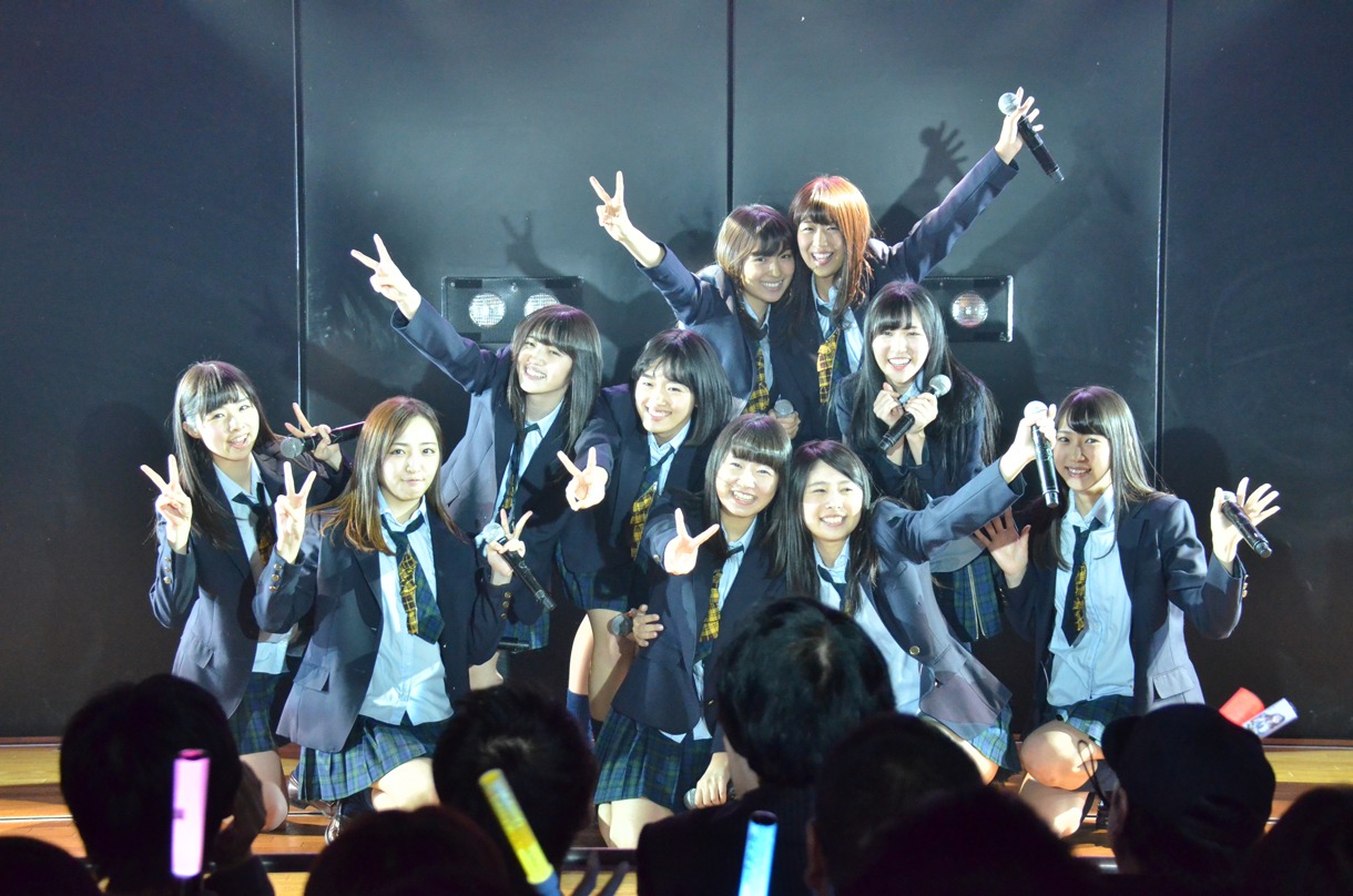 13期生による歌唱の様子。 (c)AKS