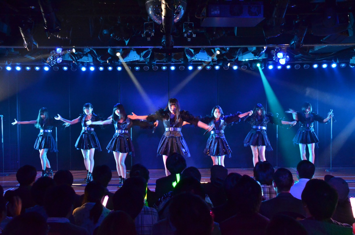 12期生による歌唱の様子。 (c)AKS