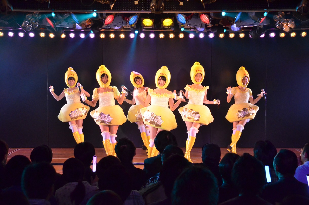 10期生による歌唱の様子。 (c)AKS