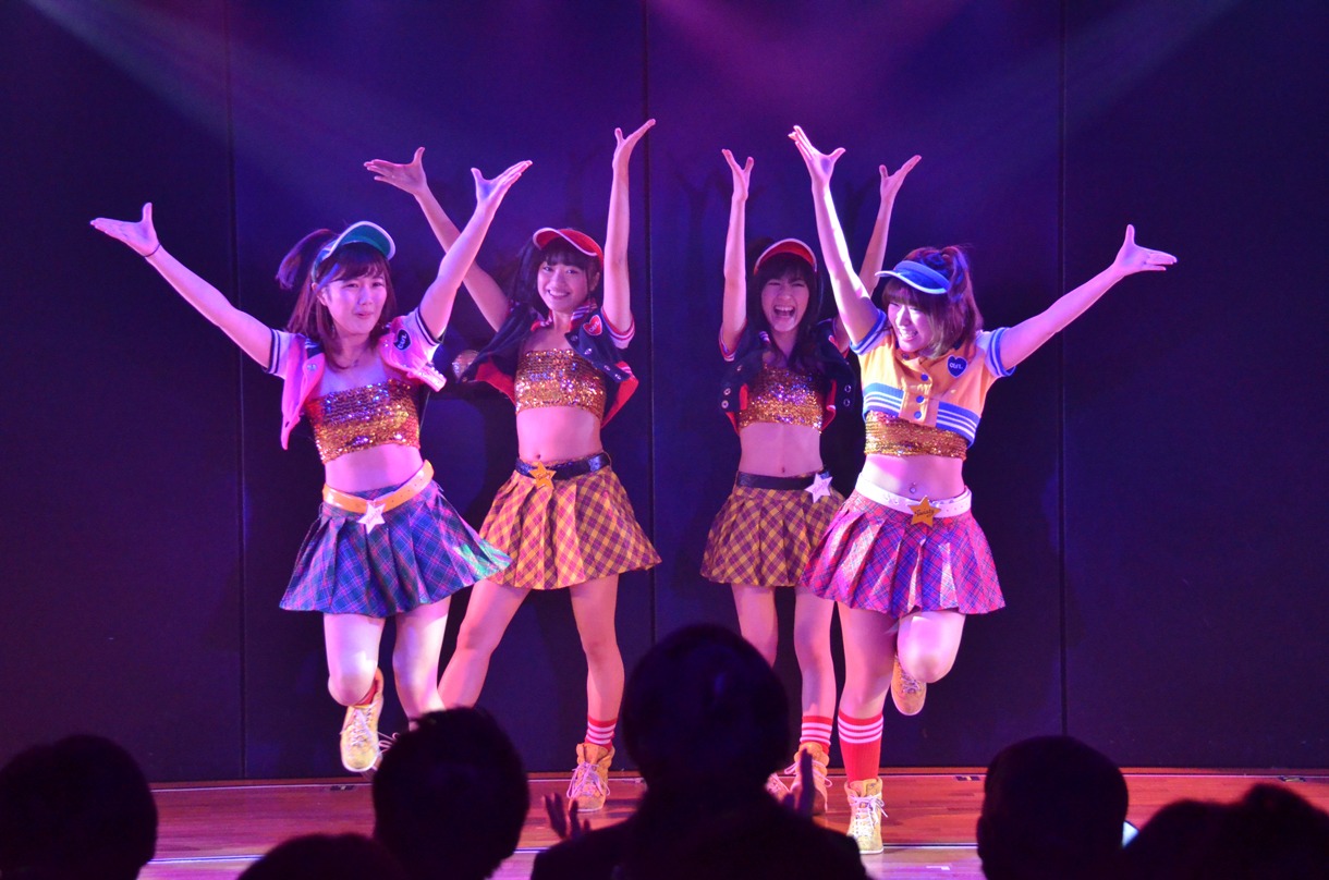 5期生による歌唱の様子。 (c)AKS