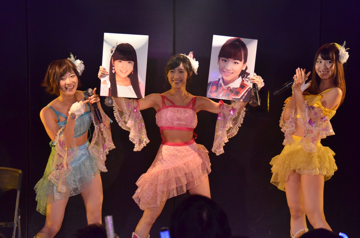 3期生による歌唱の様子。 (c)AKS