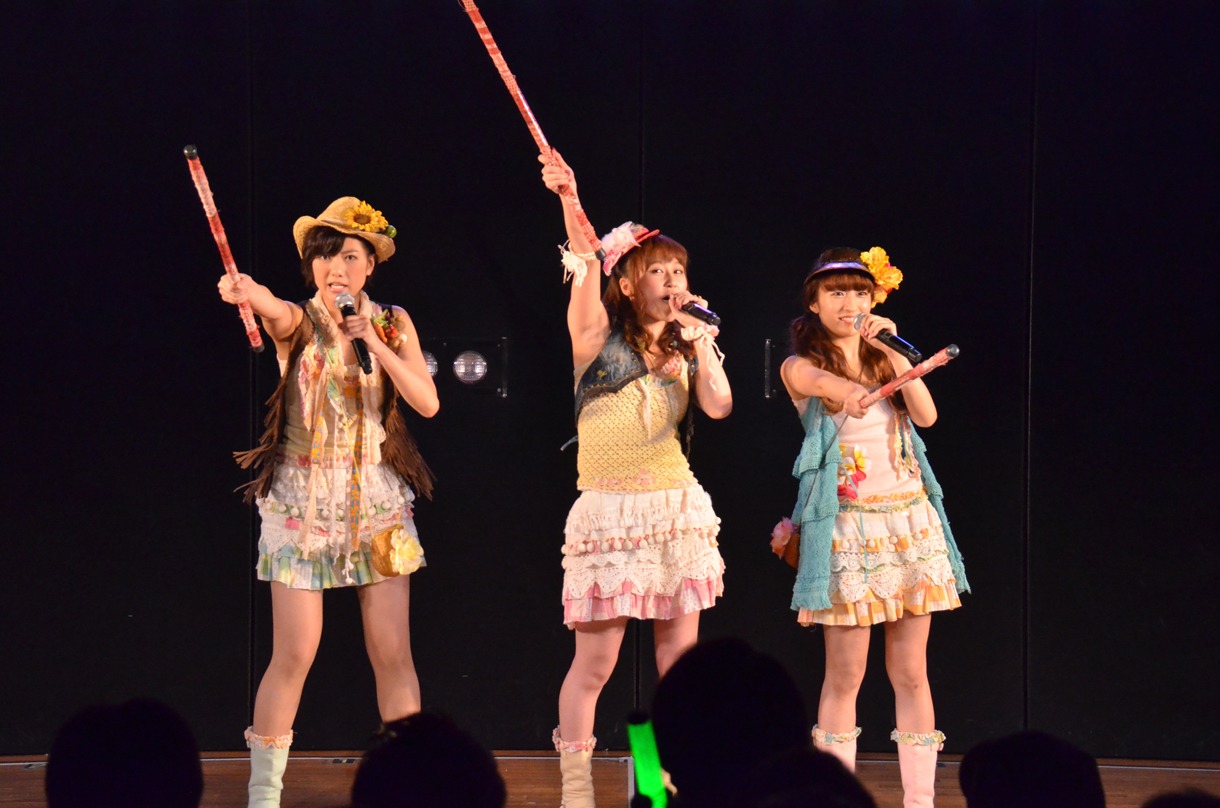 2期生による歌唱の様子。 (c)AKS