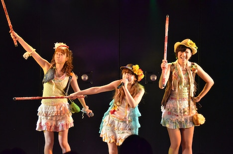 2期生による歌唱の様子。 (c)AKS