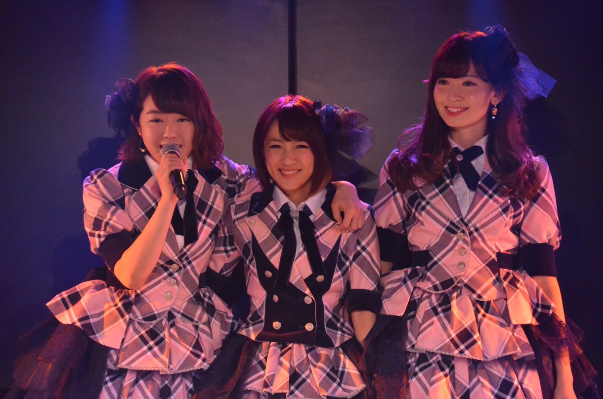 1期生による歌唱の様子。 (c)AKS