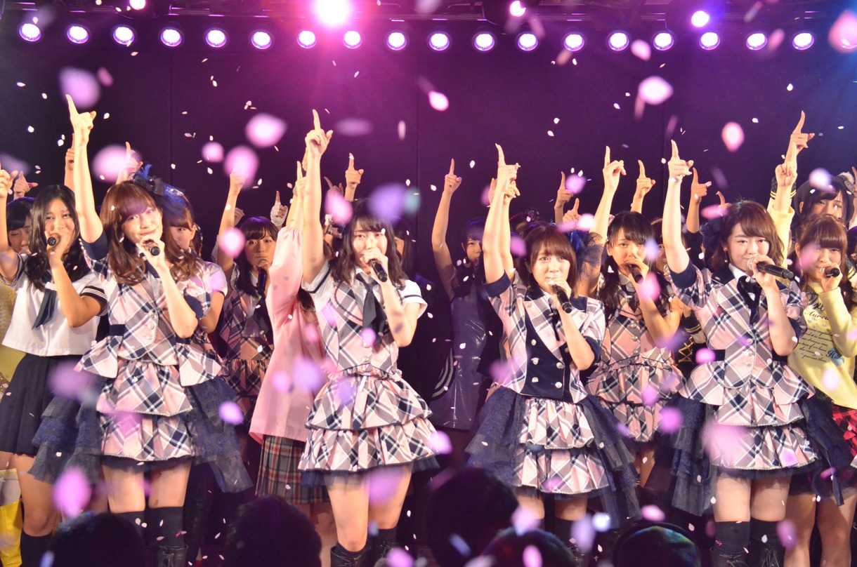 全メンバーによる「桜の花びらたち」歌唱の様子。 (c)AKS