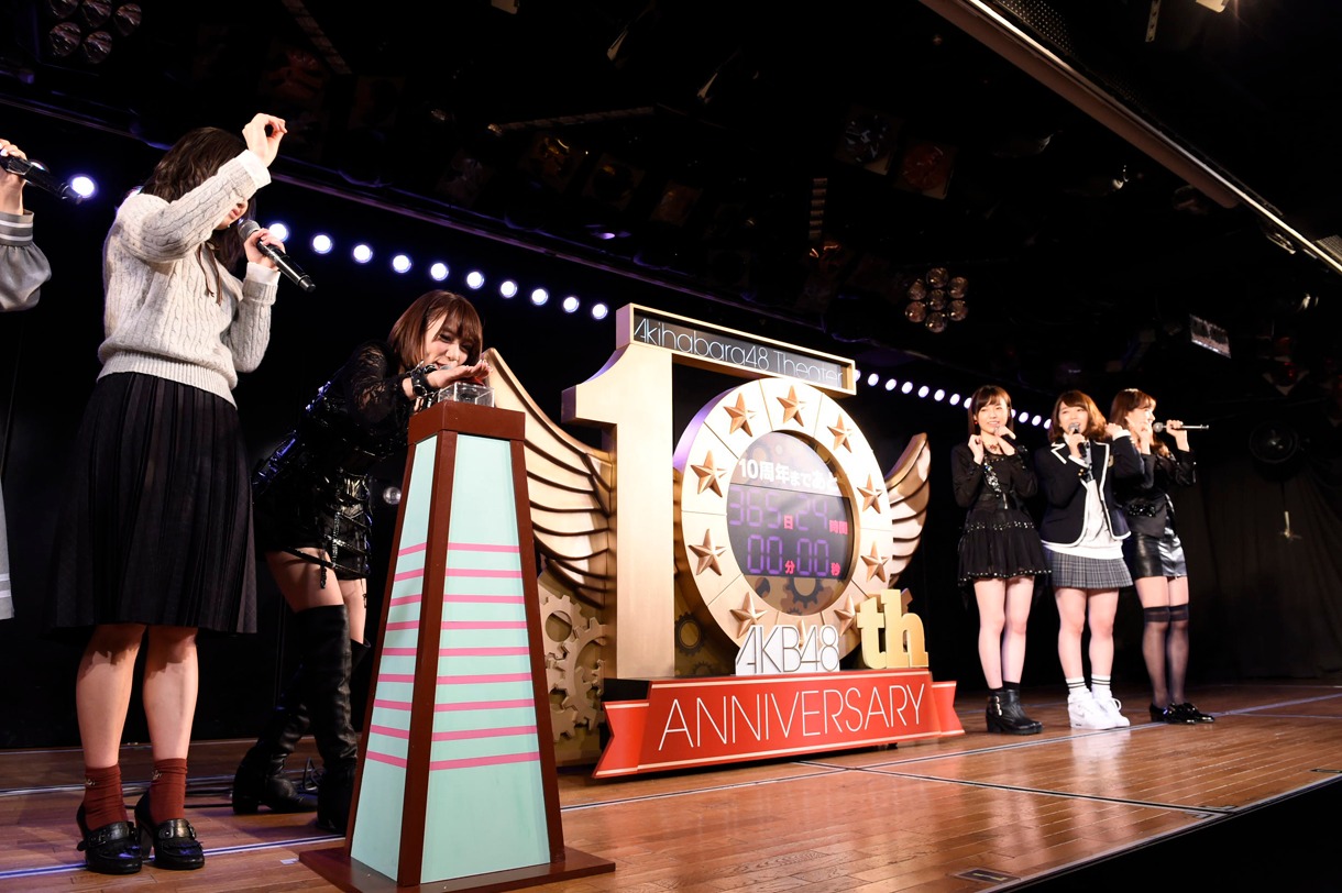 10周年に向けたカウントダウン時計披露の様子。 (c)AKS