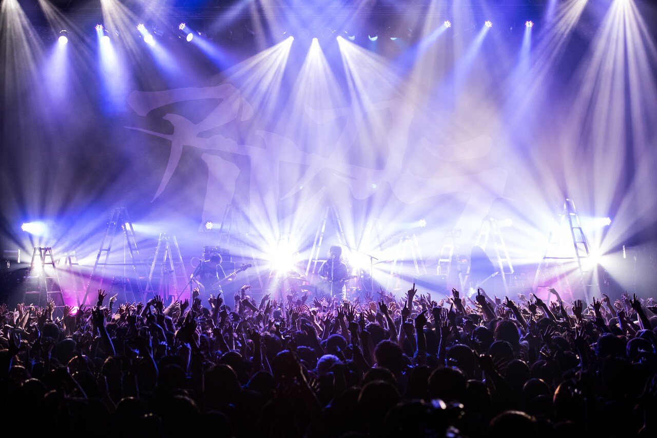 アルカラ“骨のある”Zepp Tokyo公演にアルカライダー光臨