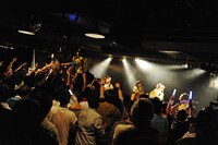 観客の上に立つあの。（撮影：曽我美芽）