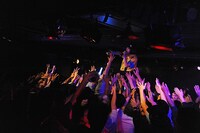 観客の上に立つあの。（撮影：曽我美芽）