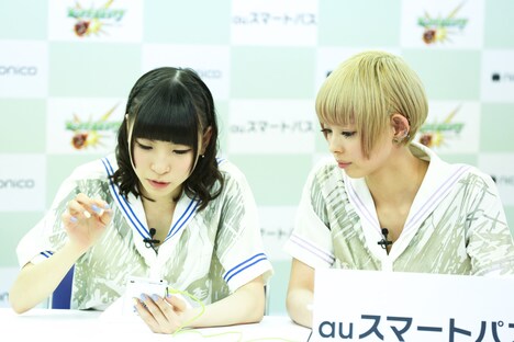 左から藤咲彩音、最上もが。