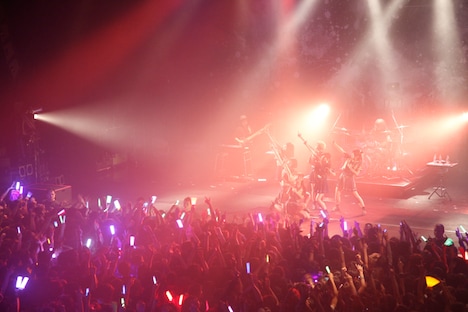 「"PHASE 2" Release Tour Final Series」東京公演のでんぱ組.incのライブの様子。