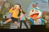 のび太、ドラえもんと一緒にパフォーマンスをするmiwa。