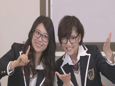 ニコニコ生放送にトップバッターとして登場した宮前杏実（左）と宮澤佐江（右）。