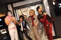 カラオケステージで熱唱するゴールデンボンバー。