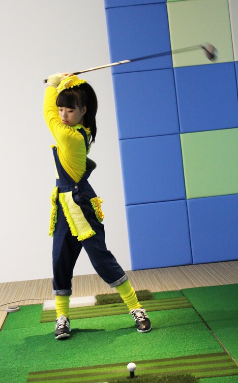 スイングする伊藤千由李。