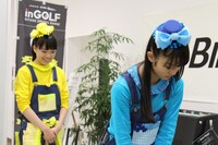 真剣な咲良菜緒を笑顔で見守る伊藤千由李。