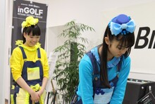 真剣な咲良菜緒を笑顔で見守る伊藤千由李。