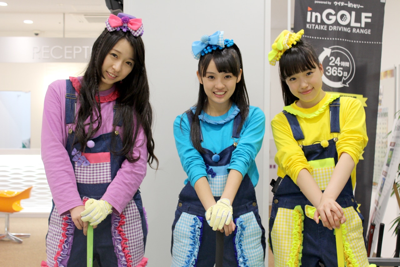 左から大黒柚姫、咲良菜緒、伊藤千由李。