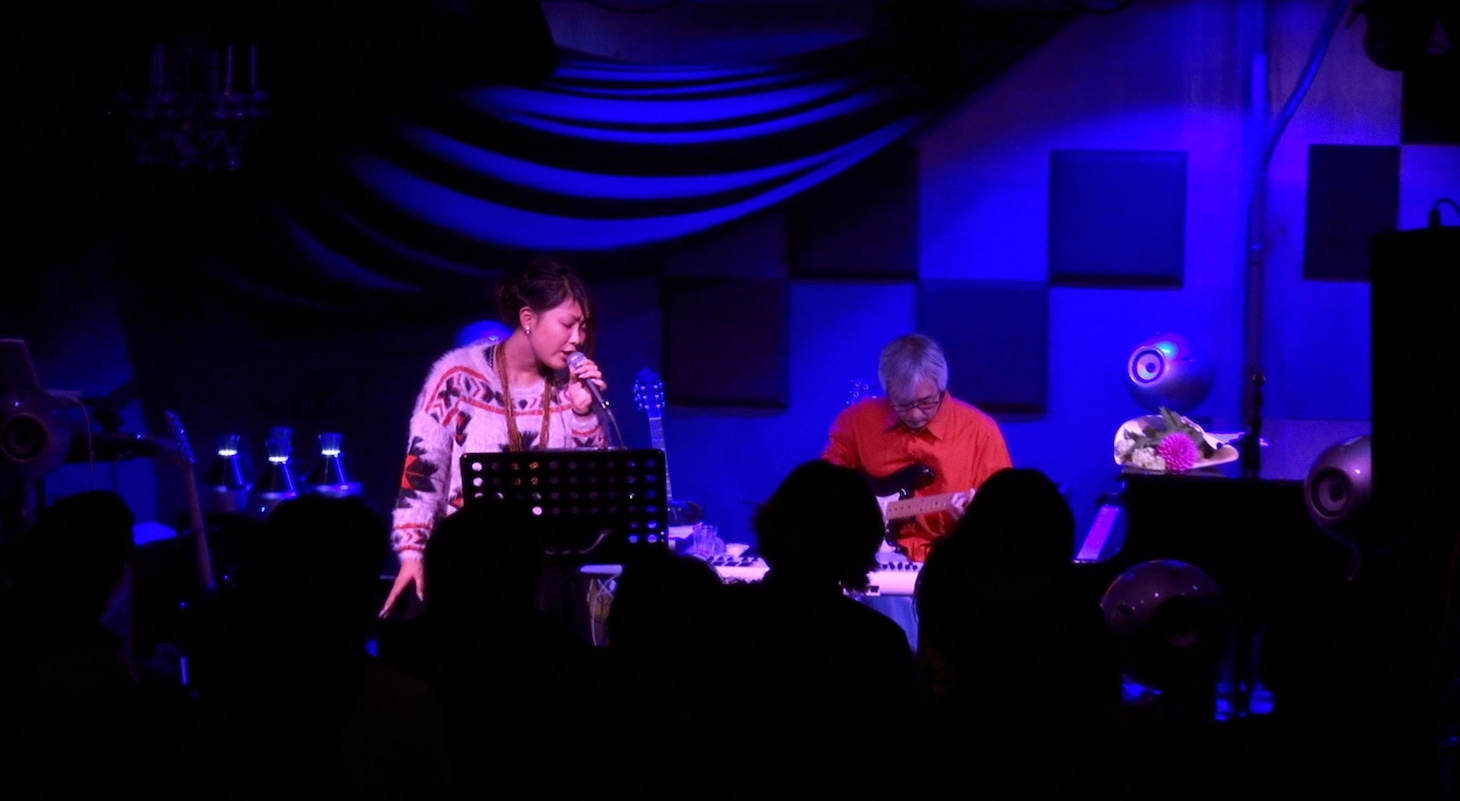 blue et bleu。左からゆあさみちる、佐久間正英。