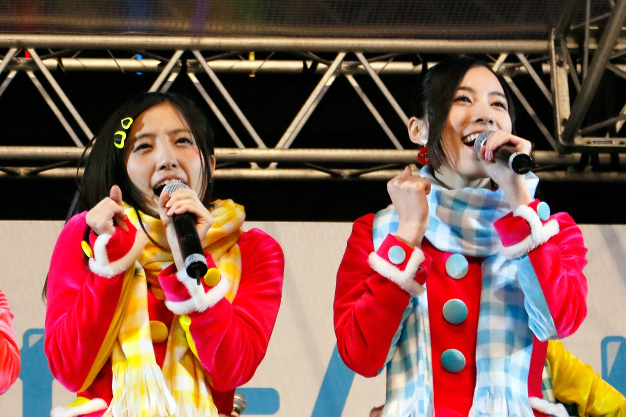 古川愛李、松井珠理奈による“あったかいんだから～”ギャグ披露の様子。 (c)AKS