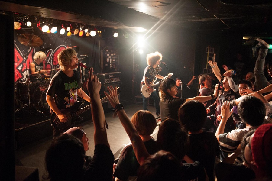 NAMBA69「NAMBA69 ファースト・アルバム "21st CENTURY DREAMS" リリース記念新曲披露フリーLIVE＠新宿ACB」の様子。（Photo by ZIZO）
