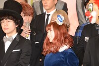 談笑するSEKAI NO OWARIのFukaseときゃりーぱみゅぱみゅ。