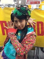 タワーレコード名古屋パルコ店を訪れた坂本遥奈。