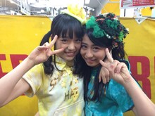 タワーレコード名古屋パルコ店を訪れた伊藤千由李（左）と坂本遥奈（右）。