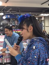 朗読を披露する咲良菜緒。