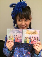 ニューシングル「シャンプーハット」を手にした咲良菜緒。
