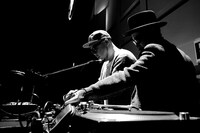 沖野修也（右）とFPM（左）。