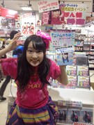 HMVグランフロント大阪のチームしゃちほこコーナーを前にテンションが上がった安藤ゆず。