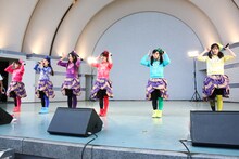 「シャンプーハット」を披露するチームしゃちほこ。