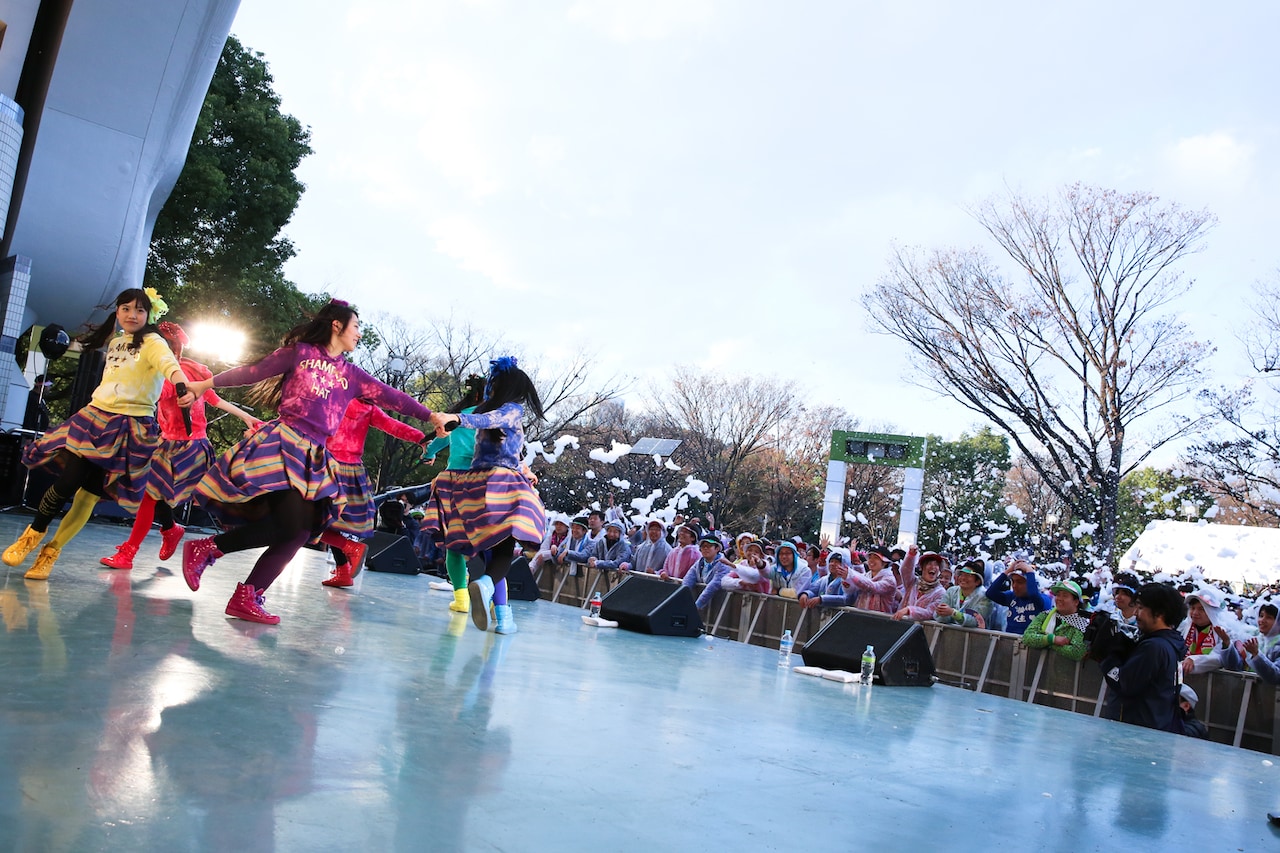 坂本遥奈 - しゃちほこ、代々木公園で3000人と泡まみれ [画像