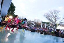 「シャンプーハット」を披露するチームしゃちほこ。