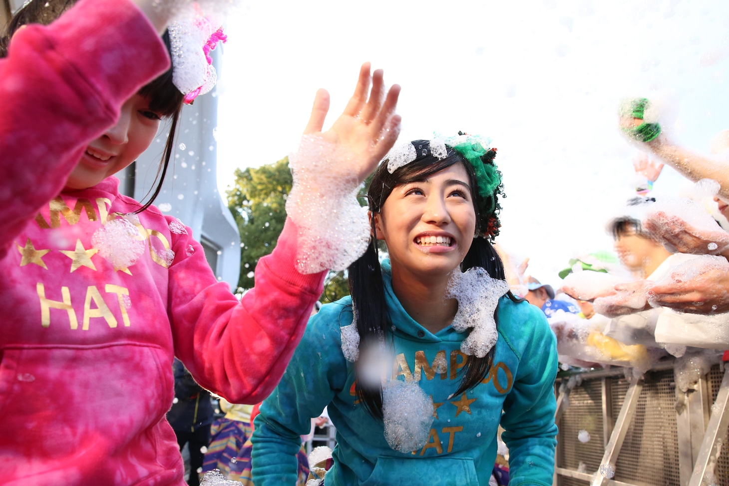 泡まみれになる安藤ゆず、坂本遥奈。