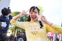 泡で遊ぶ伊藤千由李。