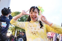 泡で遊ぶ伊藤千由李。