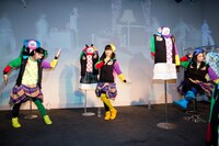 マネキンになりきる坂本遥奈、伊藤千由李、咲良菜緒。