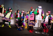 マネキンになりきるチームしゃちほこ。