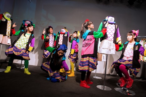 マネキンになりきるチームしゃちほこ。