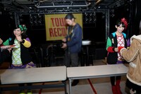 シャンプーハットをファンに手渡す坂本遥奈、秋本帆華。